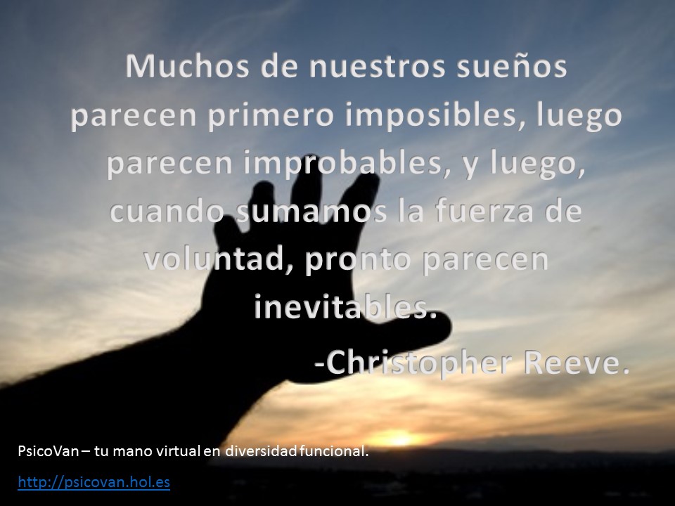 El horizonte con una mano abierta y una frase que dice:  Muchos de nuestros sueños parecen primero imposibles, luego parecen improbables, y luego, cuando sumamos la fuerza de voluntad, pronto parecen inevitables.-Christopher Reeve.